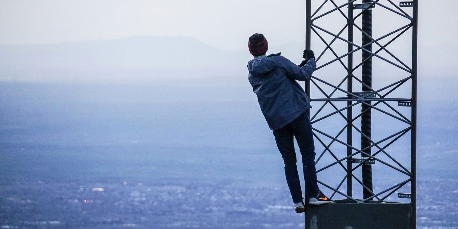 Scammers Exploit Fake Cell Towers to Target Americans Amid Rising Phishing Vulnerabilities