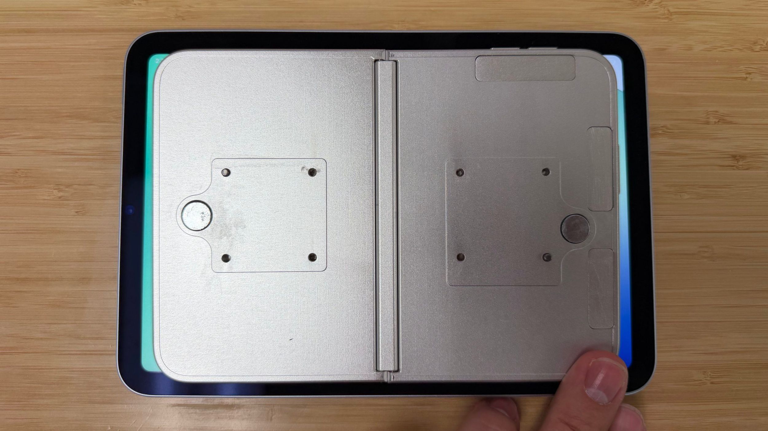 Apple Unveils Foldable iPhone Ultra: Combines Smartphone Portability with Tablet Display