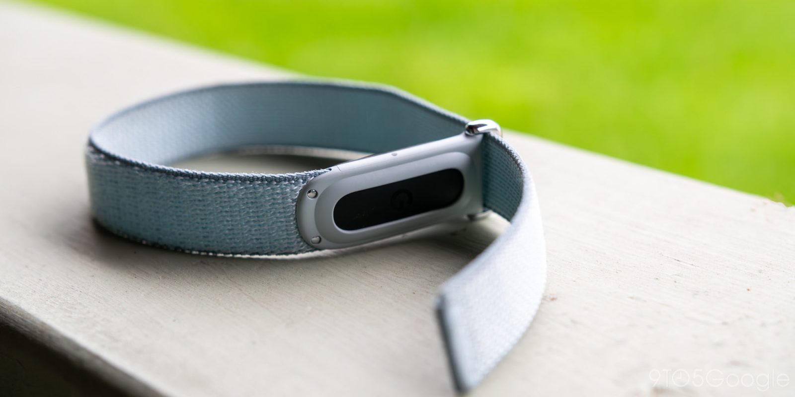 Google Launches Fitbit Air: Minimalist Design with AI Health Coach in Need of Improvement