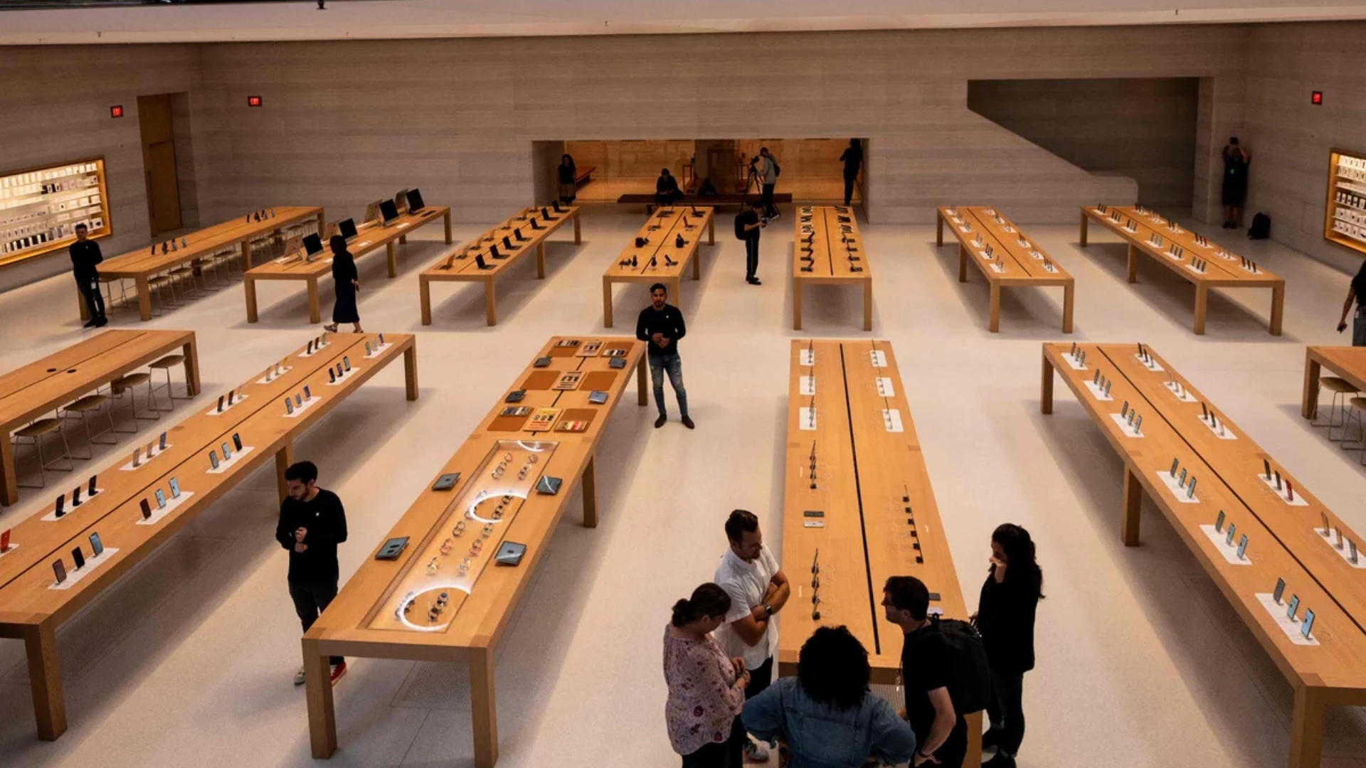Maryland Governor Backs Unionized Apple Store Workers as Closure Sparks Controversy